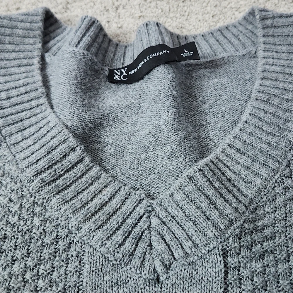 Gray V-Neck Long Sleeve Cable Knit Sweater - New York & Company - L